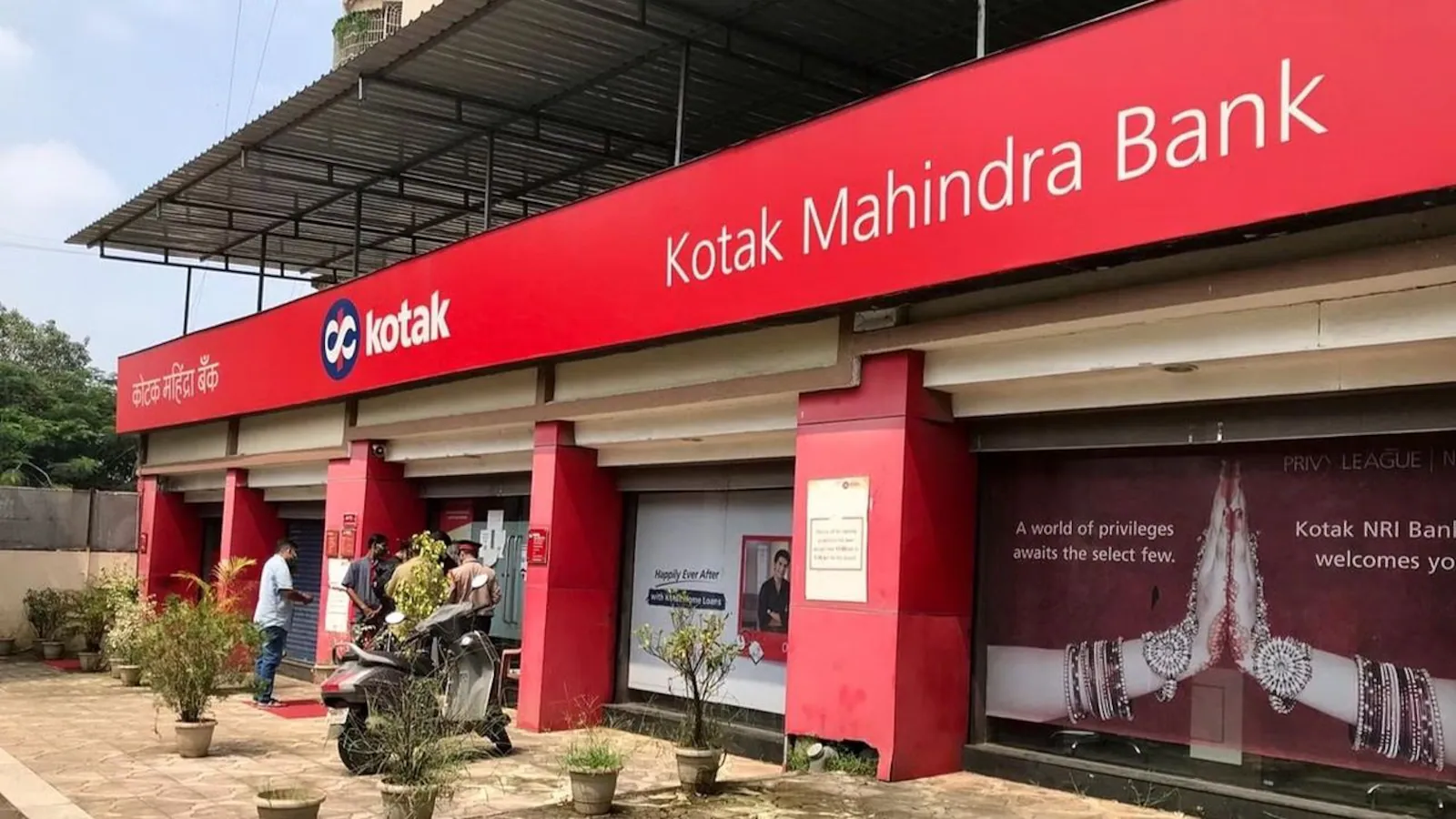 Kotak Mahindra Bank share fall 4%; Joint MD KVS Manian Resigns; What should investors do ?